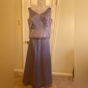 Private Collection - Lovely 2 piece lilac satin gown Size: 12 (see measurements)